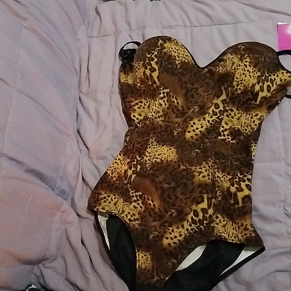 - Dr Rey leopard print sharpwear,size 40 D,